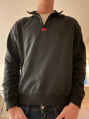 Hugo boss halv zip - Säljer min Hugo boss halv zip i storlek M! Den är i väldigt bra skick och har inte använts så mycket! Pris 349kr men går att förhandla vid en snabb och smidig affär! Hör av er vid funderingar