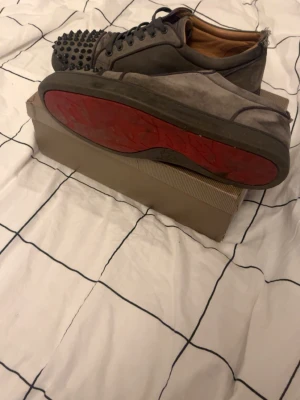 Christian Louboutin - Säljer dessa väl använda skor med båda flärparna där bak borta. Wille är tyvärr inte till salu ännu men kommer antagligen komma upp på auktion inom kort. Kom pv för mer bilder och frågor😊