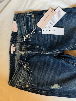 Mörkblå jeans från Gina Tricot S - Mörkblå lågmidjade bootcut jeans från Gina Young 14+ ! Tall modellen (89 cm innerbenslängden