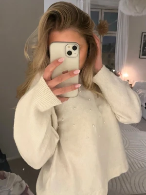 Vit stickad tröja - Jätte söt o mysig stickad tröja