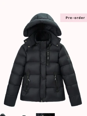 Svart pufferjacka från Amor - Säljer denna jacka som jag fick hem precis och bara provat från Amor. Den är perfekt för vintern men jag köpte en annan samtidigt och valde att behålla den istället. Helt ny. Därför priset.