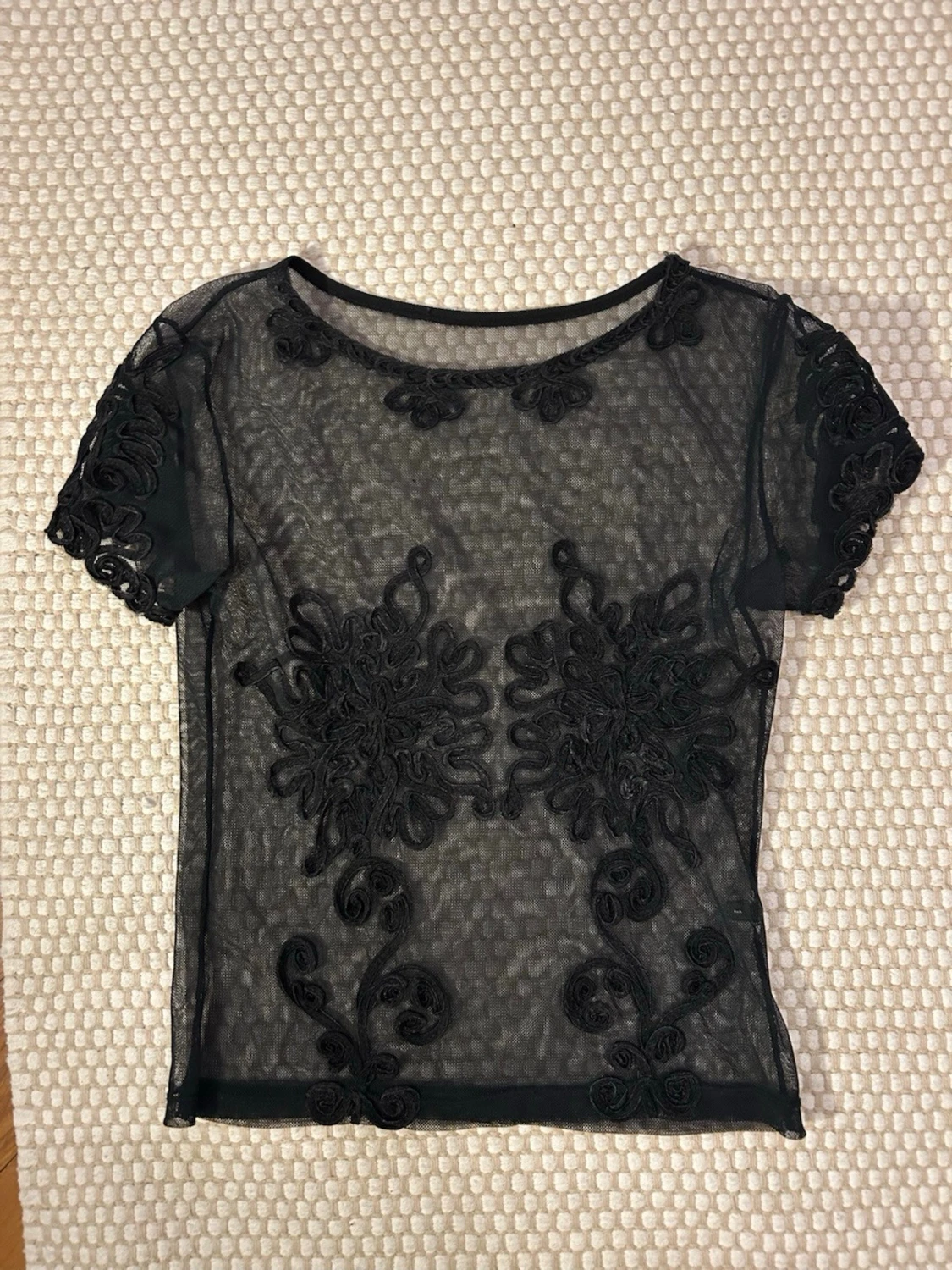 Svart mesh topp med broderi