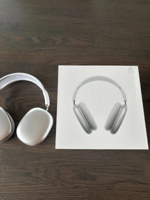 AirPods Max - Snygga Apple AirPods Max i silver med originalförpackning och skyddsfodral. Hörlurarna är i mycket fint skick utan synliga repor eller skador. Aktiv brusreducering, hög ljudkvalitet och bekväm design. Perfekt för musik, film och samtal.