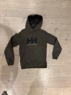 Helly Hansen hoodie olivgrön - En snygg Helly Hansen hoodie i olivgrön- S