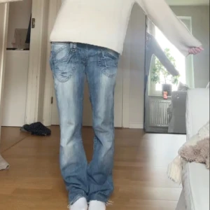 Pepe jeans - Säljer dessa jättejättejätte snygga pepe jeans som tyvärr är förstora för mig🩷Väldigt bra skick men kanske kan ha tecken på användning, även avklippta och ganska trådiga längst ner ! Midjemåttet är ca 42cm och längden på benen är 97ytter 78 inner🥰De är lågmidjade och lite bootcut !! 