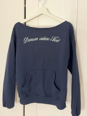 Hon dansar vidare i livet sweatshirt  - Mörkblå sweatshirt med bara axlar från Gina tricot, den är använd enstaka gånger sedan legat i garderoben oanvänd. Det är storlek S. Skriv gärna för prisförslag, bilder, frågor mm.