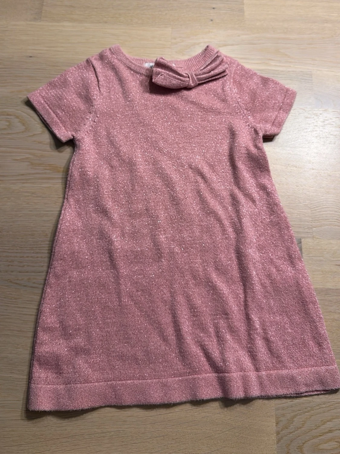 Rosa glittrig kortklänning för barn från  H&M i strl 92