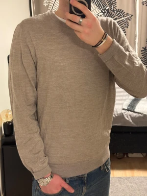 100% Merinoull Tröja Riley - RILEY merinotröja | Skick: 10/10, helt ny använd 1 gång | Storlek: L | Nypris: 1100kr | Fraktar inom 24H efter köp, på köparens bekostnad📦 Hör av dig vid minsta fråga eller fundering🌟