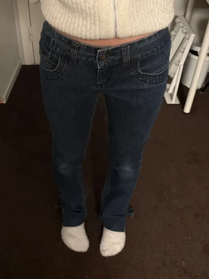 Mörkblåa low-waist jeans!😍 - Coola low-waist jeans!🤩 Mörkblåa i straight modell, men de är något uppklippa för en mer flared look. Uppklippningen är igensydd så det kan ej ramsas upp🤞 Dock sparsamt använda så i väldigt bra skick! Storlek 38 längd 34, men lite små i storleken då modellen är 163cm lång. Går jättebra att använda ”Köp nu”, vi skickar inom 1-2 dagar🥰 Bara att skriva vid funderingar🤗💕