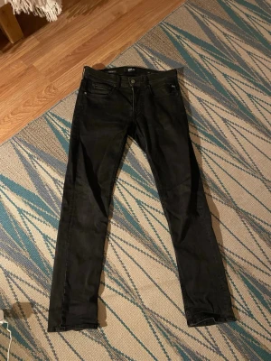 Svarta replay jeans - Jag säljer ett par svarta jeans från replay. Dem är i bra skick och perfekt nu i dem kalla tiderna! Kontakta gärna om mer bilder eller några som helst funderingar!