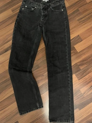 Svarta jeans  - Använda fåtal gånger. Väldigt fina jeans.  Tyvärr för små för mig. Knappar framtill. Storlek xs 