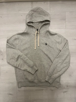 Ralph laurne grå hoodie  - Hej! Säljer denna Ralph laurne hoodien//inga defekter eller så//äkta såklart//fråga gärna! 🤩