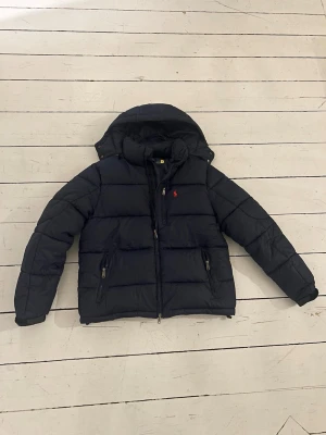 Ralph Lauren jacka - Fet Ralph lauren jacka i mörkblå storlek S. Riktigt bra skick inga defekter! 