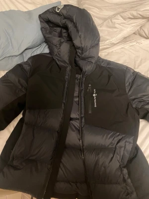 Sail racing down jkt vinter  - Helt ny inga tecken på användning alls, jätte varm jacka perfekt till vinter vädret som vi har nu. 