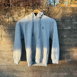 Helt ny Ralph Lauren tröja (ljus grå) - En helt ny ljus grå Ralph Lauren hoodie, den har lappen kvar och säljes eftersom den var för liten för mig. Tröjan har en lyxig stil och används till många olika tillfällen. Storleken är i small. (Priset disskuteras gärna)
