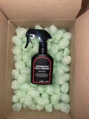 Lush body Spray - Body spray från Lush med namnet Strawberry Feels Forever. Flaskan rymmer 200 ml. Säljer denna eftersom jag råkade beställa 2 st. Helt ny, oöppnad. Säljer för ungefär halva priset