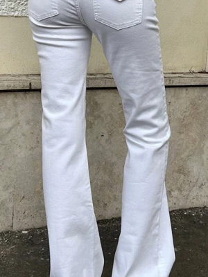 Vita bootcut jeans från subdued - Endast använda ca 3 gånger så är som nyskick men de är uppsydda för att passa någon som är ca 165 cm. Står att de är i storlek 42 eftersom de är köpta i Italien men passar som 36/S.