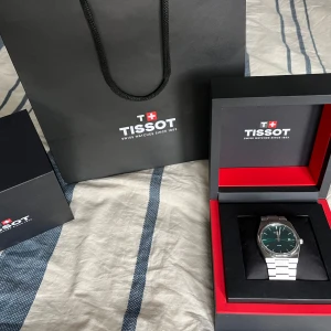 Tissot klocka - En helt ny klocka utan skador använd ett par gånger! Köpt i klockmaster, garanti ingår och alla papper finns! Nypris 5000kr