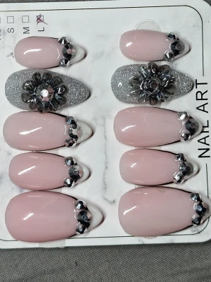 Press on naglar  - Handgjorda nagel set bra kvalitet och fina. Man får med rengöring beskrivning o de man behöver för att applicera naglarna❤️ storlek L 