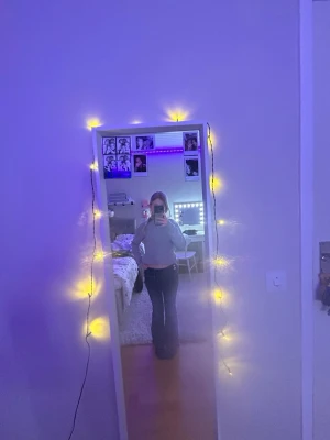 Mörkblå bootcut jeans Gina Tricot  - Snygga mörkblå jeans från Gina Tricot i storlek 140. Modellen har bootcut-ben och lågmidjade, med klassiska fickor och dubbla knappar framtill. Jeansen är i ett denimtyg som sitter bekvämt och ger en schysst siluett. Priset kan diskuteras! Kontakta mig om man är intresserad av mer bilder på jeansen❄️⛄️💗