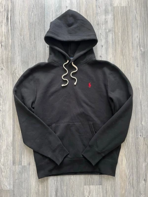 Ralph lauren hoodie - Säljer nu en riktigt fet svart ralph lauren tröja. Storleken är S och den är lite stor för mig som är 173 (säljer den därför). Tröjan är i väldigt bra skick med minimala defekter. Skriv gärna om du behöver mått eller har någon fråga!🙌😇