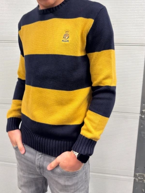 Ralph Lauren tröja  - Stickad tröja från Ralph lauren i nyskick använd 1-2 gånger. Storlek M. Hör av er vid frågor! Modellen är 188 och väger 77kg