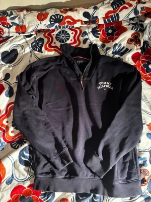 Mörkblå Tommy Hilfiger half zip  - Tja, säljer denna snygga Tommy Hilfiger half zip eftersom den har blivit för liten för mig. Den är mycket skön och kommer passa perfekt nu inför slutet av vintern och början av våren när det är lite kyligare. Priset är inte hugget i sten och vid intresse eller prisförslag är det bara att skriva.😁