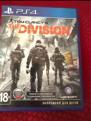 Tom Clancy's The Division (PS4) - Tom Clancy's The Division till PS4. Komplett med fodral, skiva och Season Pass-inlägg. Skivan ser ut att vara i gott skick utan synliga repor. Ett actionfyllt onlinespel i öppen värld. Rysk version, 18+.