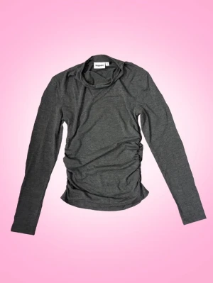 Grå Långärmad Polotröja - Mörkgrå långärmad polotopp från Kappahl. Använt 1-3 gånger, alltså i väldigt bra skick. Den är tight vid midjan och är i storlek S. Det är en polotröja men den är inte tight vid nacken, snarare lite pösig som man ser på bilden💕  Övrig information: -fraktar torsdagar, fredagar och lördagar -jag står inte för fraktens slarv -priset går alltid att diskuteras via dm -skriv privat för övriga frågor eller om du vill ha fler bilder, svarar snabbt