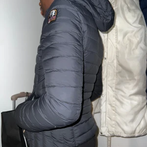 Svart pufferjacka från Parajumpers - Säljer en svart pufferjacka från Parajumpers i storlek S. Jackan har huva, dragkedja framtill och två fickor. Den är quiltad och har en snygg patch på axeln. Perfekt för kyliga dagar och riktigt lätt att bära. Köpt för 4000! Kvittot finns!