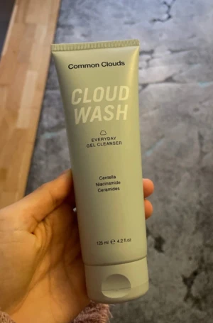 Cloud Wash Everyday Gel Cleanser - Cloud Wash från Common Clouds är en mild gelrengöring i en stilren ljusgrön tub på 125 ml. Innehåller centella, niacinamide och ceramider. Helt ny och oanvänd 