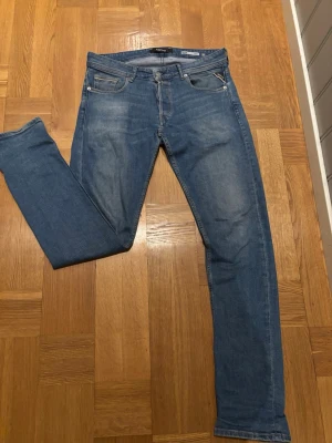 GROVER IM 5-POCKET-STYLE - JEANS STRAIGHT LEG-blau. - Säljer ett par klassiska blå jeans från Replay i rak straight fit. Jeansen har fem fickor, snygga kontrastsömmar och Replay-lapp bak i midjan. Tillverkade i slitstarkt bomullsmaterial och passar perfekt till en avslappnad stil. Skriv för fler bilder!