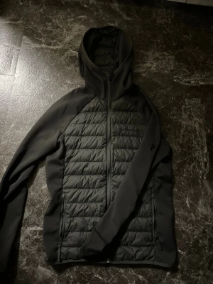 Peak perfomance hybrid  - Säljer min nyköpta peak perfomance jacka eftersom den var för liten , Den är fräsch och passar bra nu inför vårterminen 