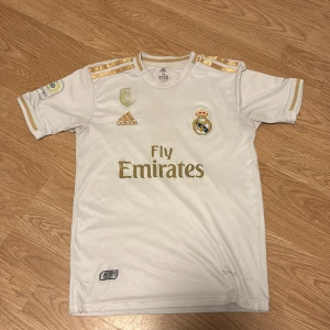 Real Madrid Hazard 7 Adidas tröja - Säljer en officiell Real Madrid fotbollströja från Adidas med Hazard och nummer 7 på ryggen. Hör av er vid intresse! 