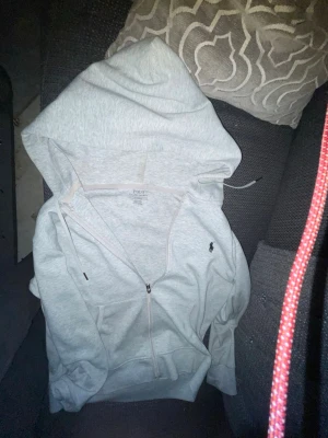 Pola Ralph Lauren Zip - Grå hoddie bra skick storlek S känns som M