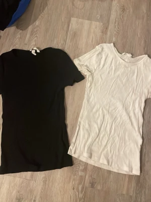Svart och vit basic t-shirt, storlek S - Två basic T-shirts från HM, båda i storlek S. Dom har en tajt passform, är ribbade och stretchiga. 