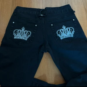 Lowwaist jeans - Lågmidjade jeans med kronor på bakfickorna💗 aldrig använda! Är storlek M men sitter mer som xs/s Skriv för mått eller om ni har frågor🥰