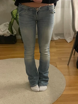 Ljusblå bootcut jeans låg midja - Säljer dessa avklippa jeans från Pull and bear.
