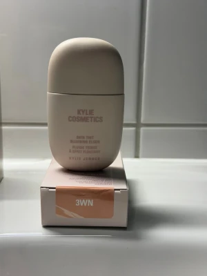 Kylie Cosmetics Skin Tint 3WN - Skin Tint Blurring Elixir från Kylie Cosmetics i nyansen 3WN.  Perfekt för en naturlig, jämn bas med lätt täckning och blurrande effekt. Har provat bara en gång,köpt fel färg 