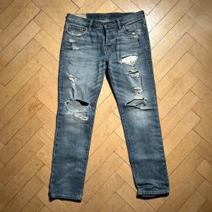 Abercrombie & Fitch jeans - Abercrombie & Fitch jeans. Vid köp av fler produkter erbjuds bättre pris. Skriv vid ytterligare frågor eller funderingar🤝 Mått: Längd 98 cm. Midja 42 cm.