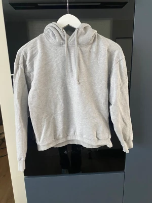 Grå hoodie  - Ljusgrå hoodie från lager 157. Mycket bra skick, sparsamt använd.