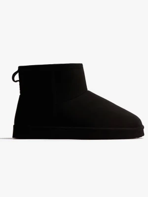 Svarta uggs - Svart uggs köpta på Nelly storlek 37. Aldrig andvönt! 