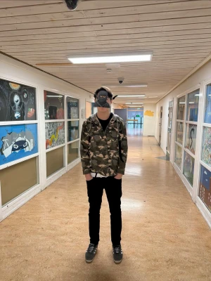 Camouflage vindjacka med luva. Storlek M - Storlek M.