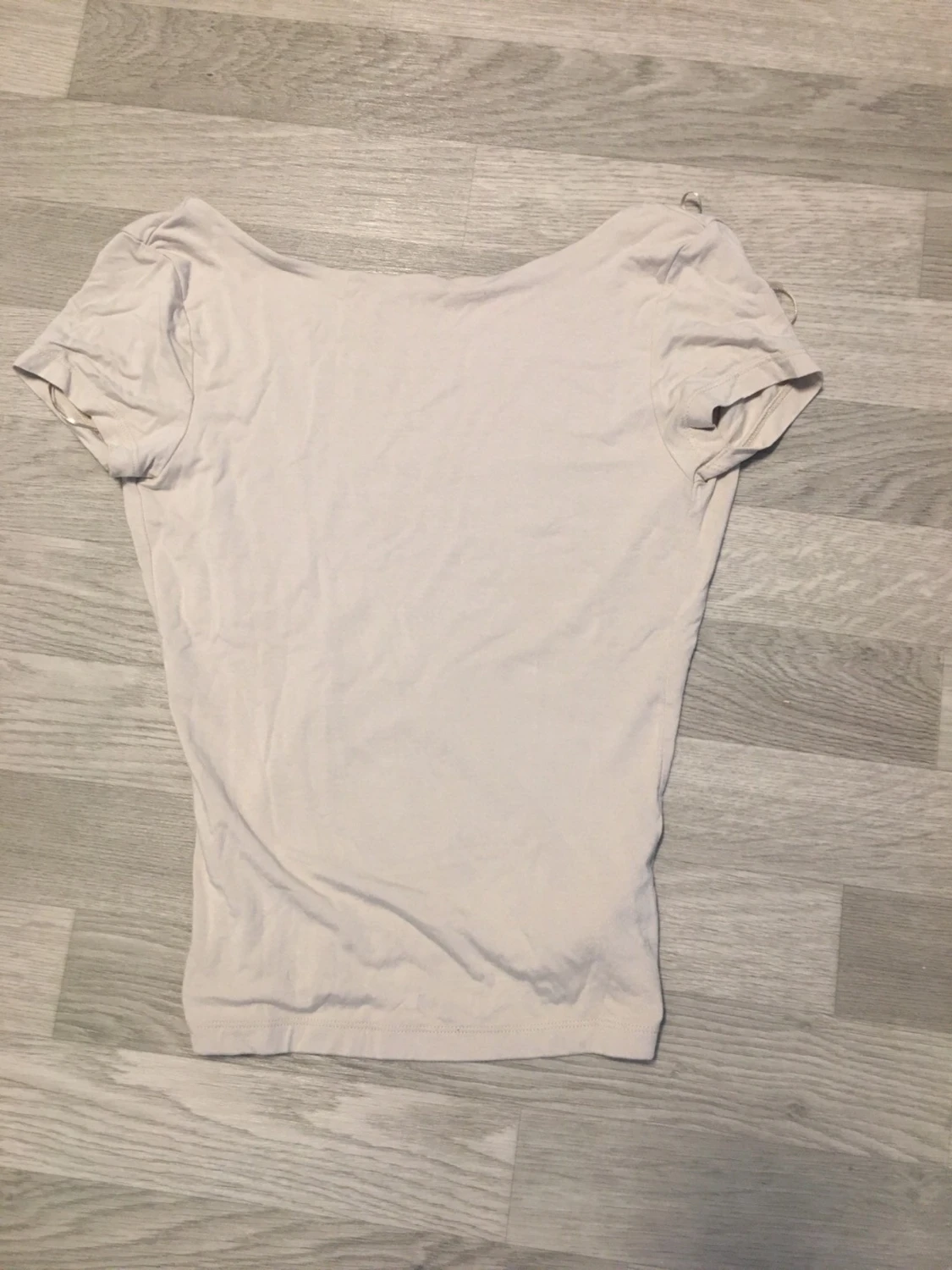 Ljusbeige topp med öppen rygg