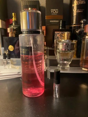 Victoria's Secret Romantic mist 4 ml - En fräsch body mist från Victoria's Secret, perfekt för dig som vill ha en lätt och uppfriskande doft. 