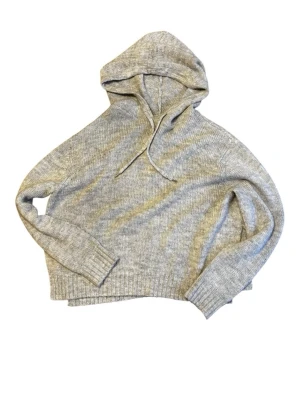 Stickad grå hoodie  - Stickad ljusgrå hoodie med slits nertill. Varm och skön perfekt till de kalla tiderna 