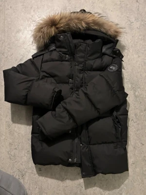 Canada gosse jacka med svart badge - Skickar samma dag som du köper💨