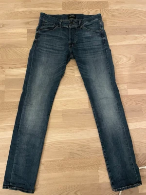 Slim / Glenn jack and jones jeans blå - Säljer nu dessa riktigt sköna jeans från Jack and Jones. Jeansen är i modellen Slim / Glenn och är 30/32. Jeansen är sparsamt använda och inga defekter finns. Skick 8,5/10. Kan gå ner i pris vid snabb affär. Hör av er vid minsta lilla funderingar!