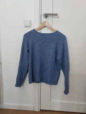Blå stickad tröja från Vero Moda - Mysig blå stickad tröja från Vero Moda i storlek XS. Tröjan har rund halsringning, långa ärmar och ribbade muddar vid ärmslut och nederkant❣️