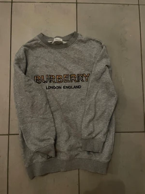 Burbbery sweater  - Jag säljer en grå burbbery sweater som är använd ett par gånger. Storleken är 160 cm. 